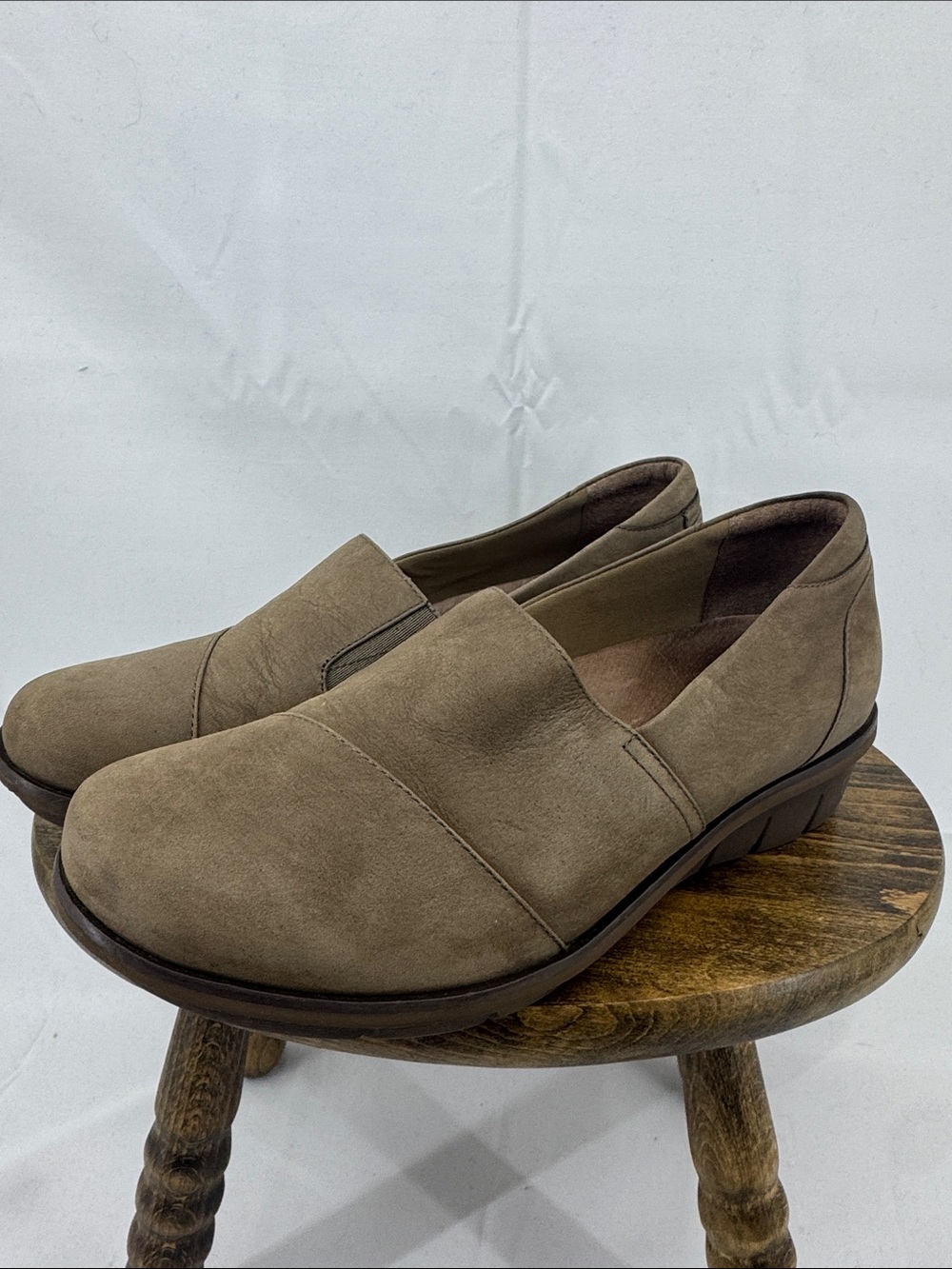 Dansko Womens Julia Wedge Slip-on Shoes Loafers in Light Brown Nubuck, sz 37